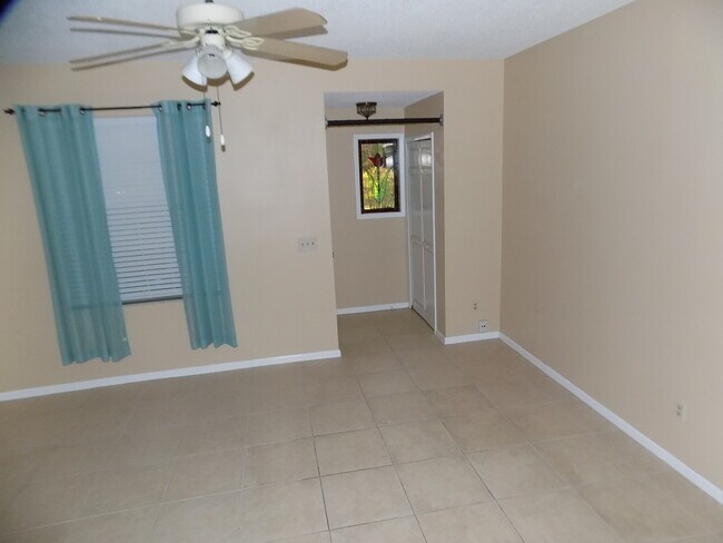 Foto del edificio - 2/2.5 Duplex For Rent at 1915 E. Central B...