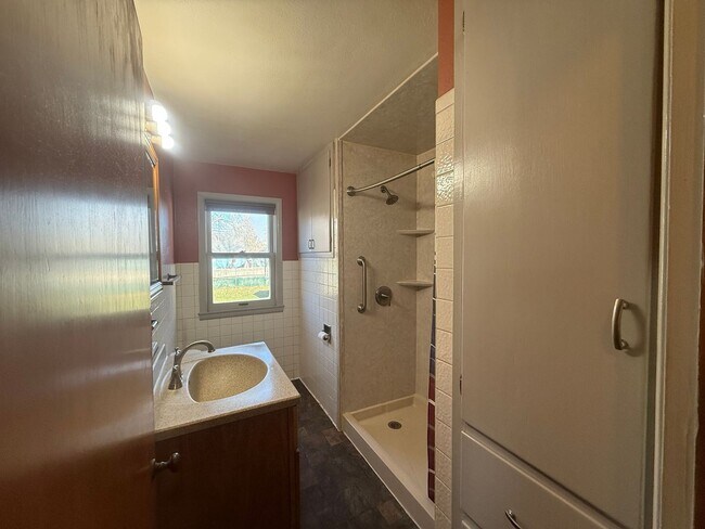 Foto del edificio - COZY 3 BEDROOM W/ SPACIOUS BACKYARD