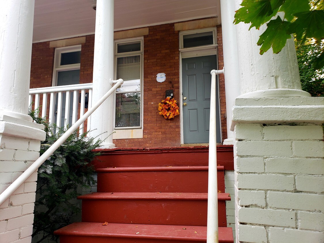 Primary Photo - 2101 Lyndhurst Ave