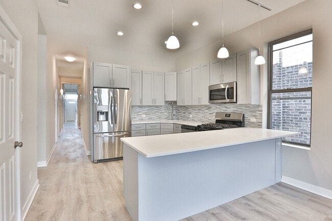 Building Photo - STUNNING 5BEDROOM/2bath in Wicker Park! In...