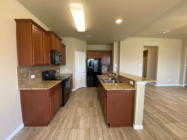 Building Photo - Spacious 4-Bedroom Home in Prime West Temp...