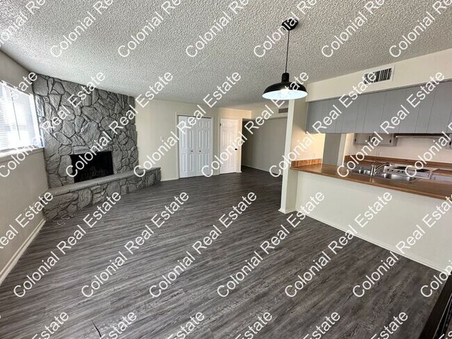 Foto del edificio - Nicely updated, 2 bedroom 2 bathroom apartment. Central heat and air, Washer/Dryer included in un...
