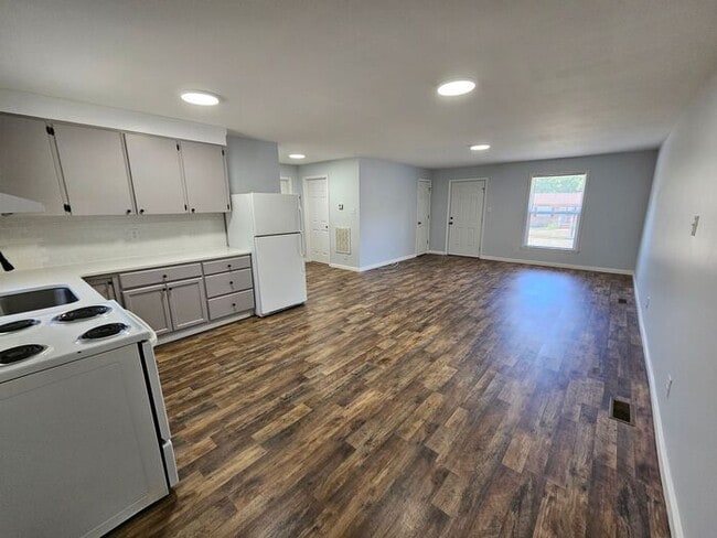 Building Photo - 2BD/1BA Duplex in Newton