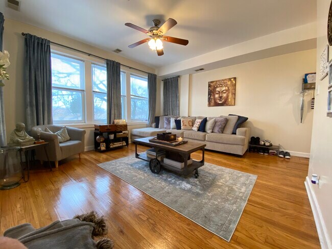 LIVING ROOM - 4656 N Avers Ave