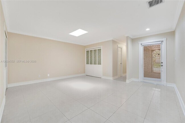 Foto del edificio - 3719 Estepona Ave