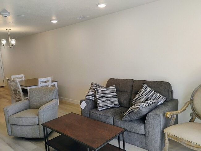 Building Photo - 1032 E 400 S