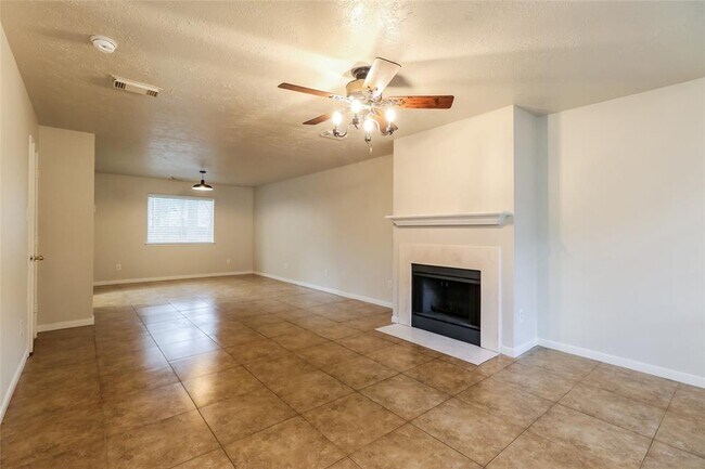 Building Photo - 18442 Hollow Oaks Cir