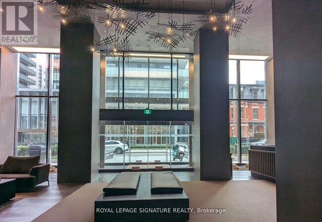 Photo du bâtiment - 55 Charles St E