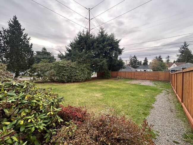 Foto del edificio - Great 3 bedroom 1.75 bath House in Tacoma with large backyard!