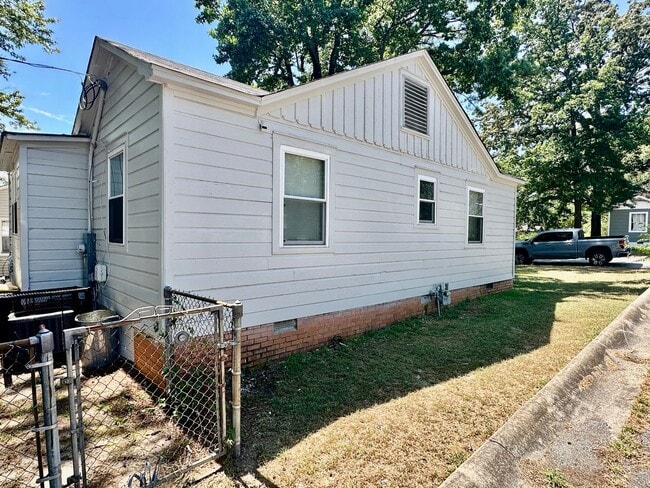 Building Photo - 2915 S Tyler St