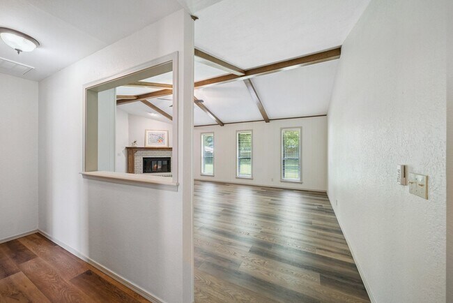 Foto del edificio - Spacious Single Story 4 Room Home + Sunroo...