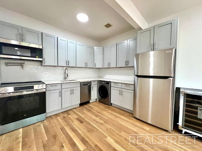 Building Photo - Brand New 4BD/2BA Penthouse with Skylight,...