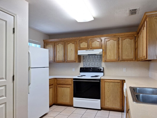 Building Photo - 1907 Maria Isabel Dr