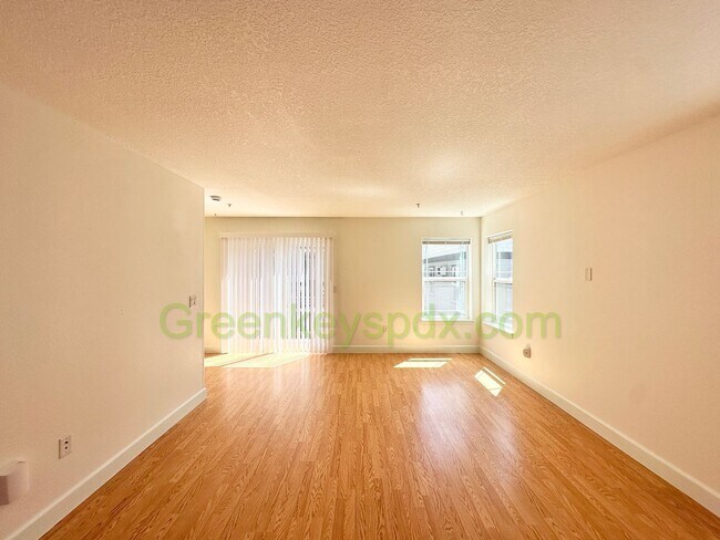 Foto del edificio - 1-Bedroom Townhouse in St. John's with Bon...