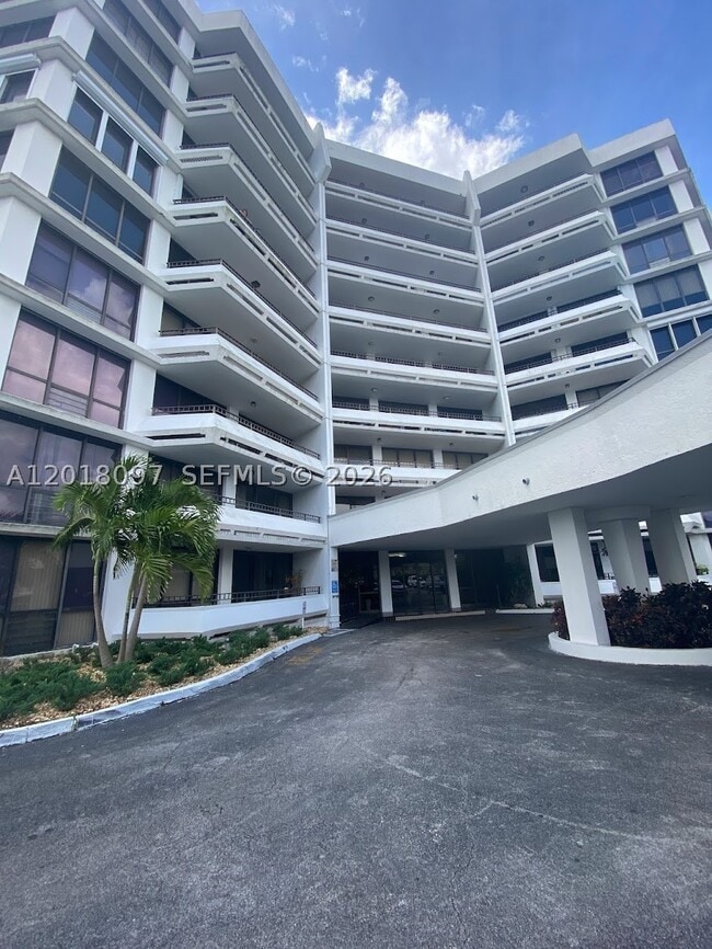 Building Photo - 13951 Kendale Lakes Dr