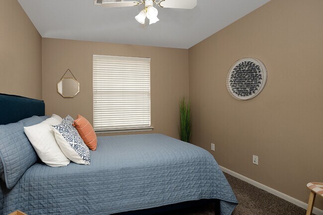 Building Photo - 110 N Valley Oaks Cir