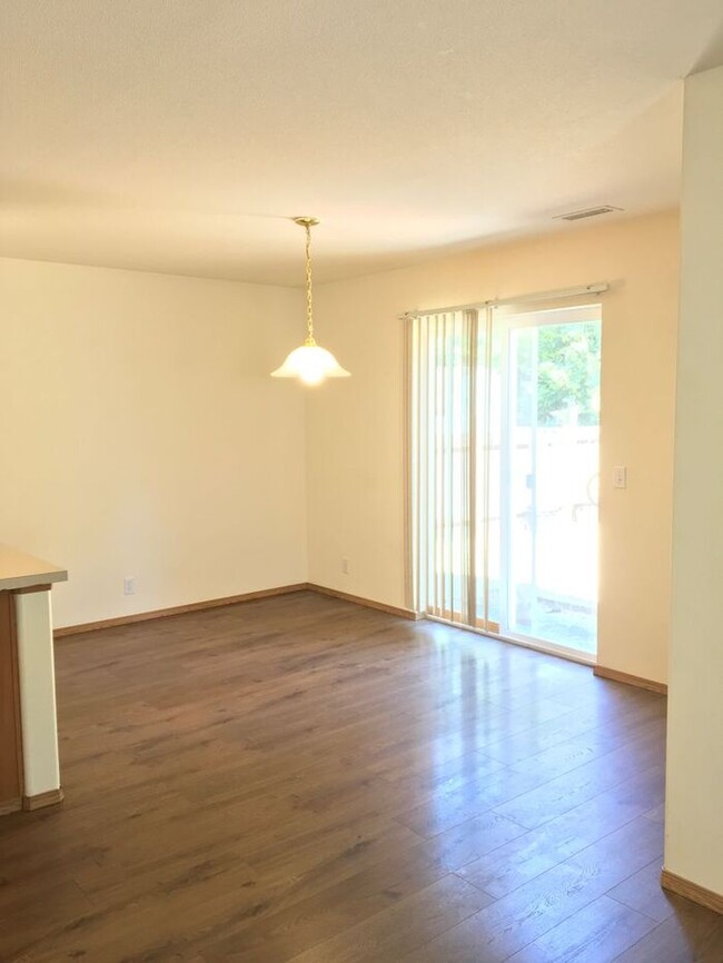Foto del edificio - Spacious home with large back yard