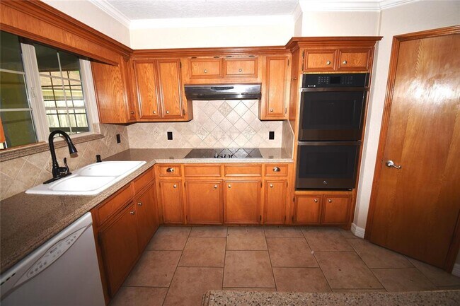 Building Photo - 314 Raintree Ln