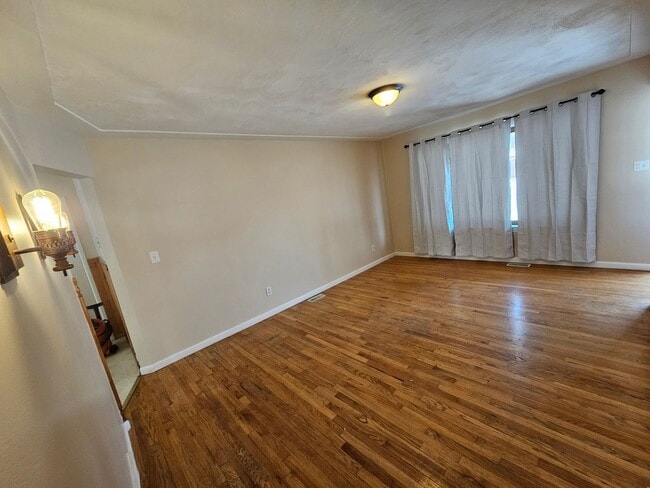 Building Photo - Come see your new home!