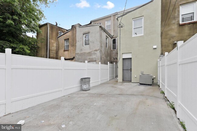 Building Photo - 1006 Bennett Pl