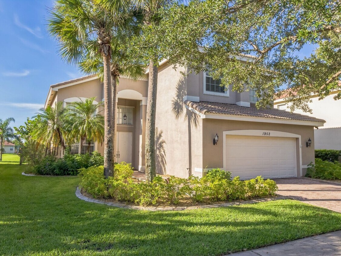 Foto principal - 5 Bedroom Single Family Home in Highly Cov...