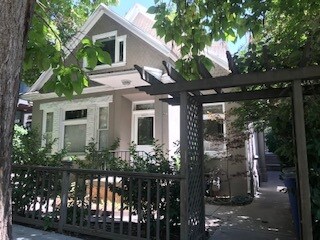 Foto del edificio - 208 N Canyon Rd