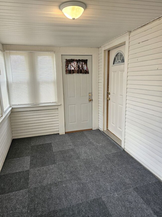 Building Photo - FOR RENT- 4 bed home on Hope Ave, Pets ok ...