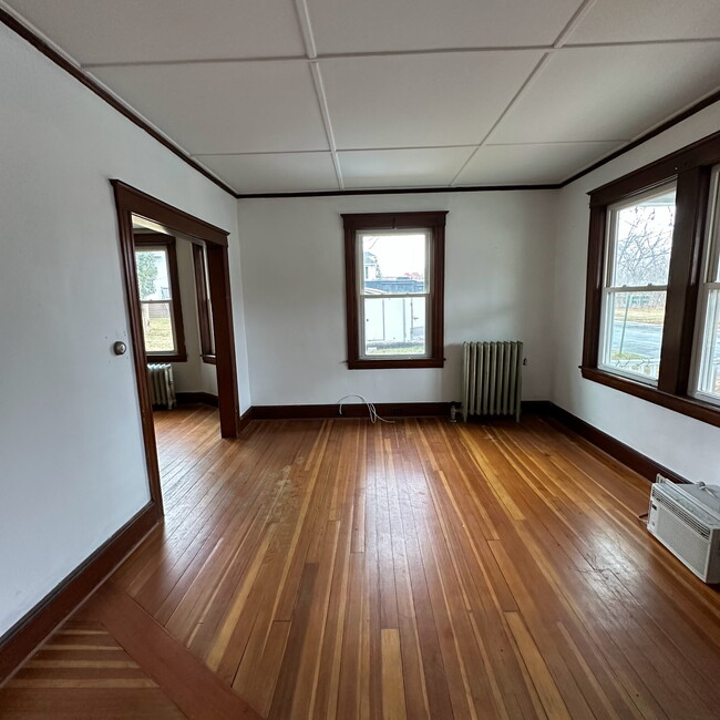 Front Room/Entrance - 18 Harris St