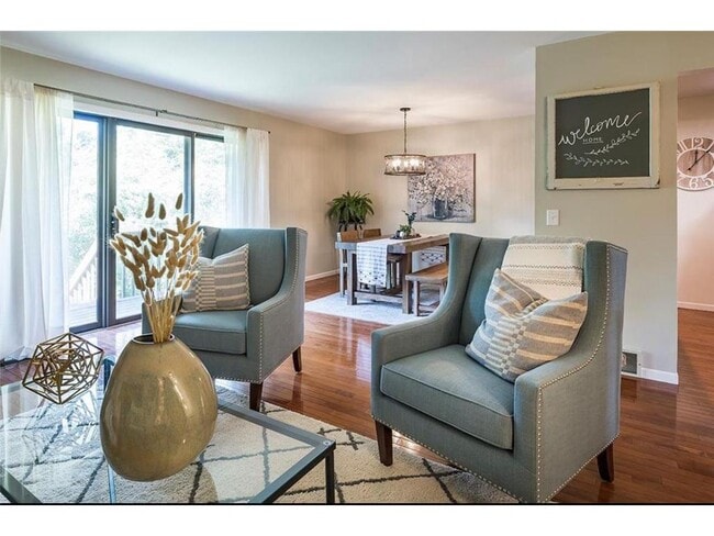 Building Photo - 334 W 5th St