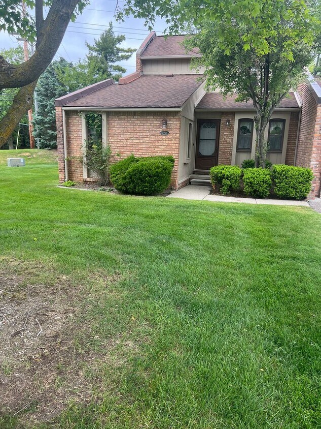 Building Photo - Charming 3-Bed Home in West Bloomfield –Gr...