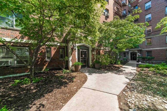 Building Photo - 100 E Palisade Ave