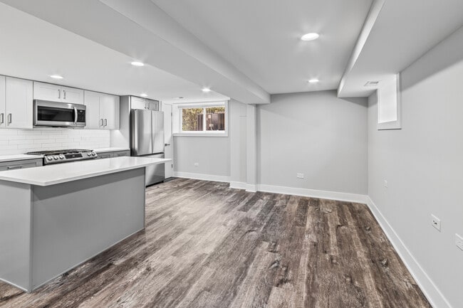 Building Photo - 2144 W Shakespeare Ave