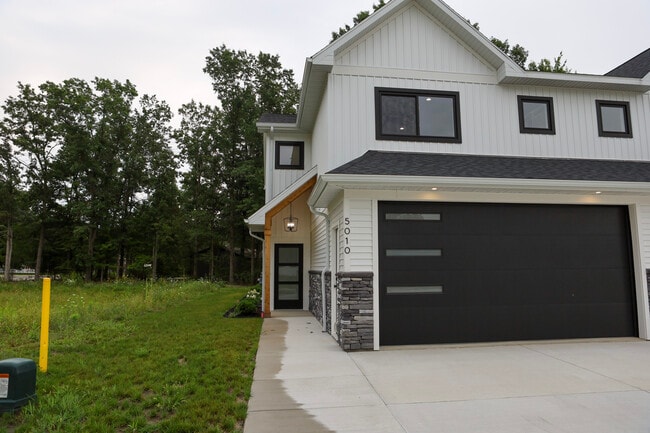 Building Photo - 5010 Danbury Pl