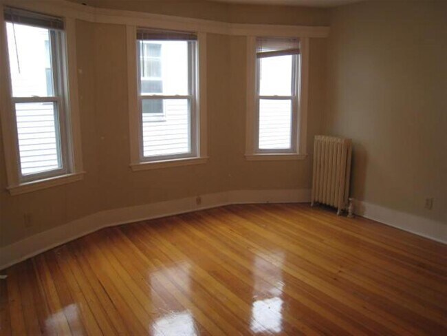 Building Photo - 142 W Adams St