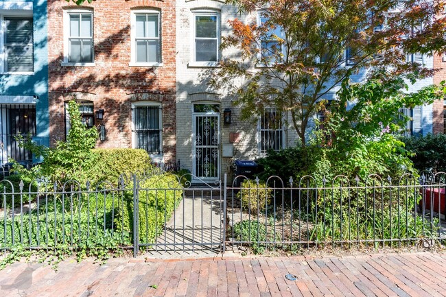Building Photo - Quaint Rowhome Retreat in Shaw with Privat...