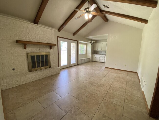 Building Photo - 1517 Essex Ct