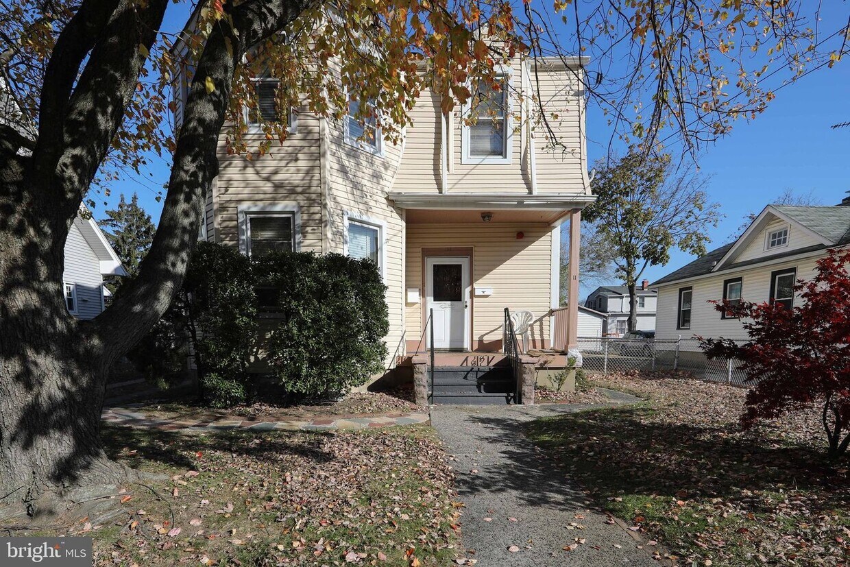 Foto principal - 11 E Thompson Ave