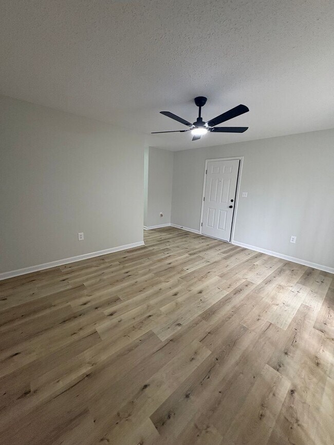 Foto del edificio - Modern Comfort Meets Peaceful Living – Only $1,600/mo! ?