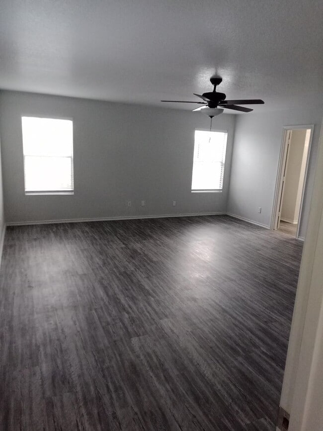 Building Photo - Spacious 4 Bed / 2.5 Bath Home