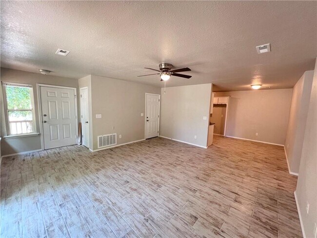 Building Photo - 831 N Lola Ln
