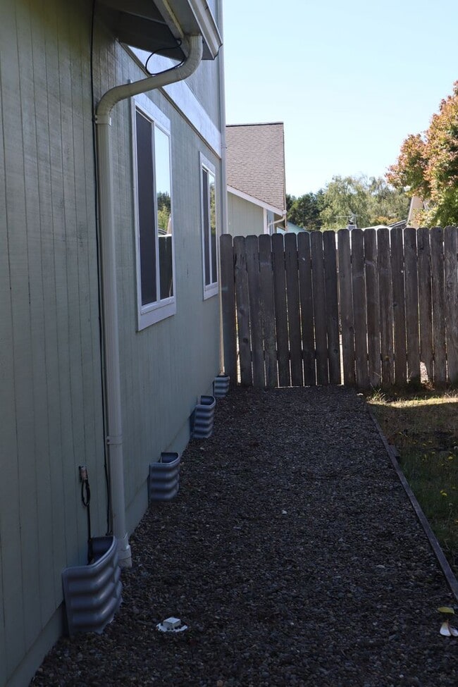 Building Photo - Oak St-Duplex