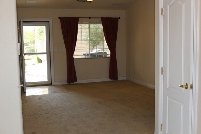 Building Photo - SHOWINGS AVAILABLE NOW