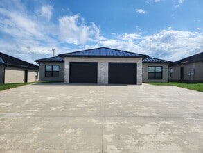 Building Photo - 373 SE 95th Rd