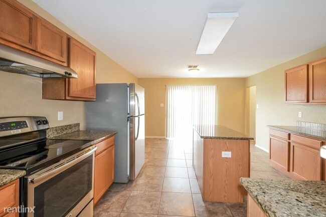 Building Photo - 6 br, 2.5 bath House - 3818 Amber Chase