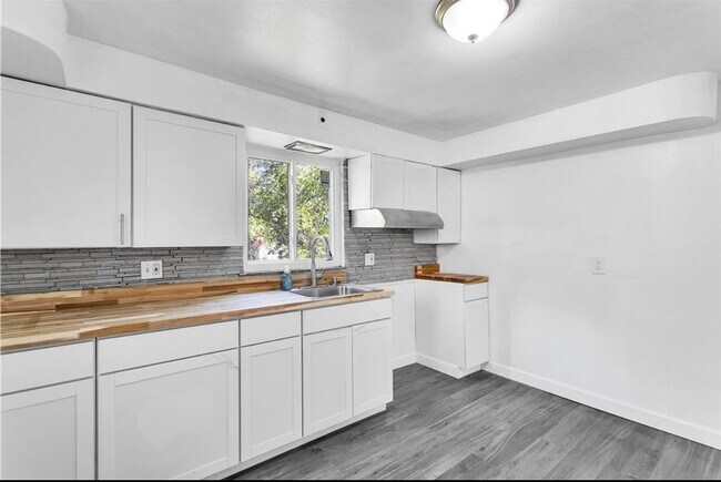 Building Photo - 3111 Mary St