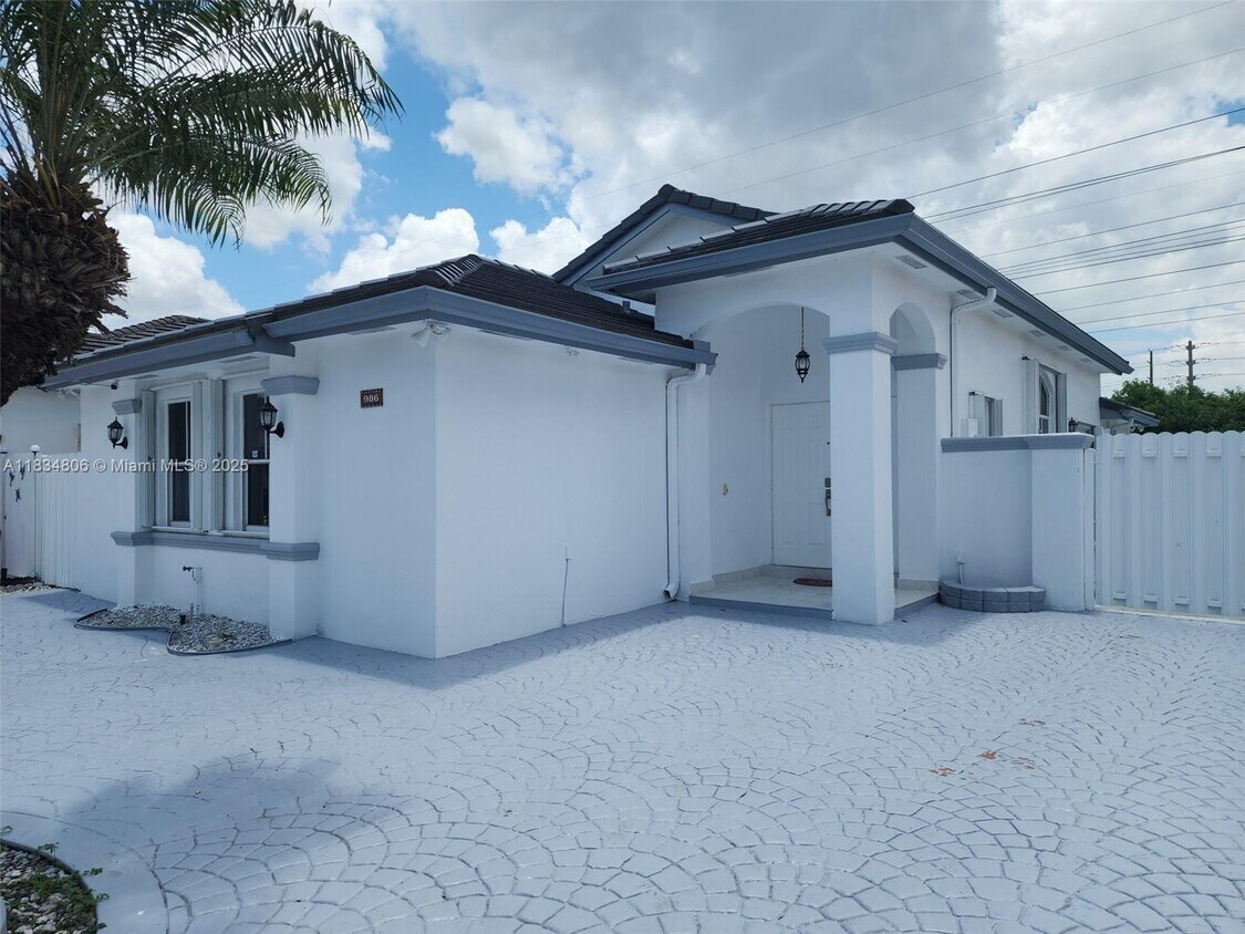 Foto principal - 986 NW 136th Ct