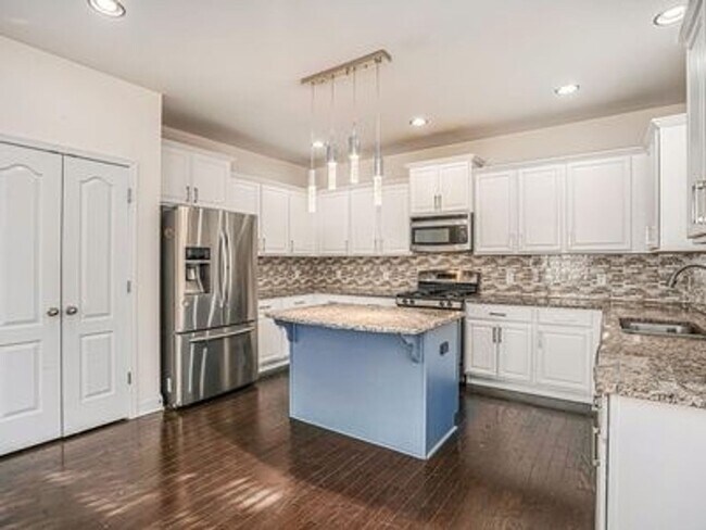 Building Photo - Stunning 5Bed/4 Bath single family home - ...