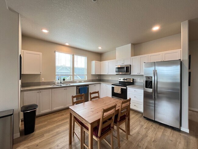 Foto del edificio - 2Bd 2Ba Beaverton Condo!! Close to Nike, R...