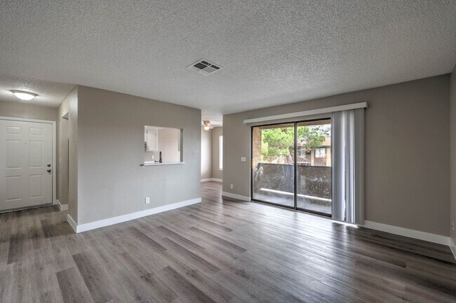 Building Photo - 4571 Carriage Park Dr