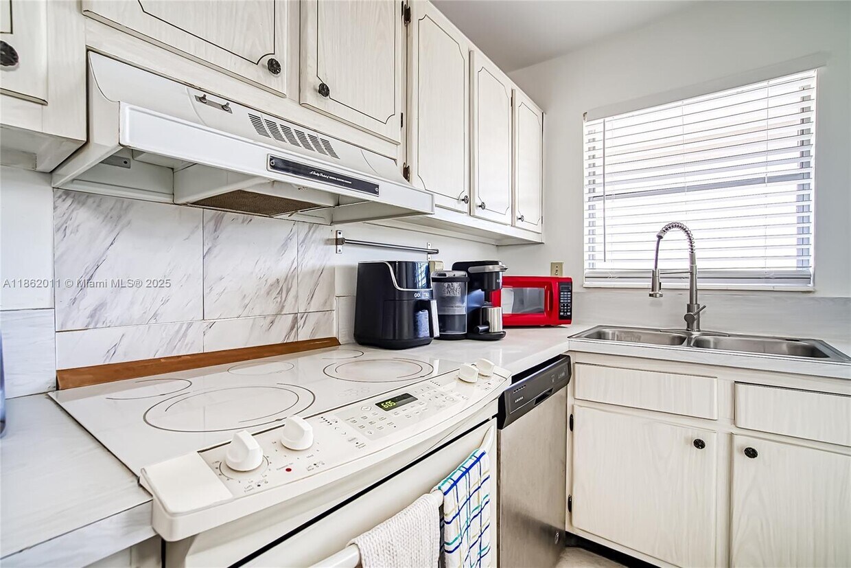 Foto principal - 300 Layne Blvd